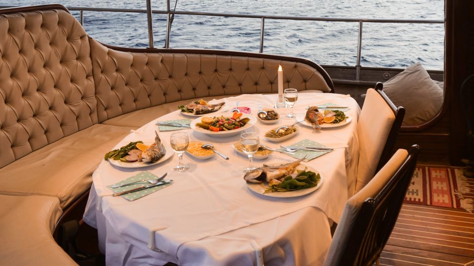 Bodrum: All-day Private Boat Cruise with Lunch