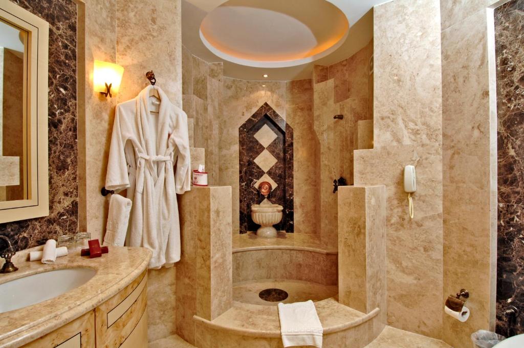 Corner Room with Spa Bath