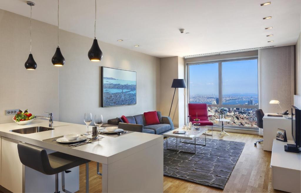 Deluxe One-Bedroom Apartment with Sea View