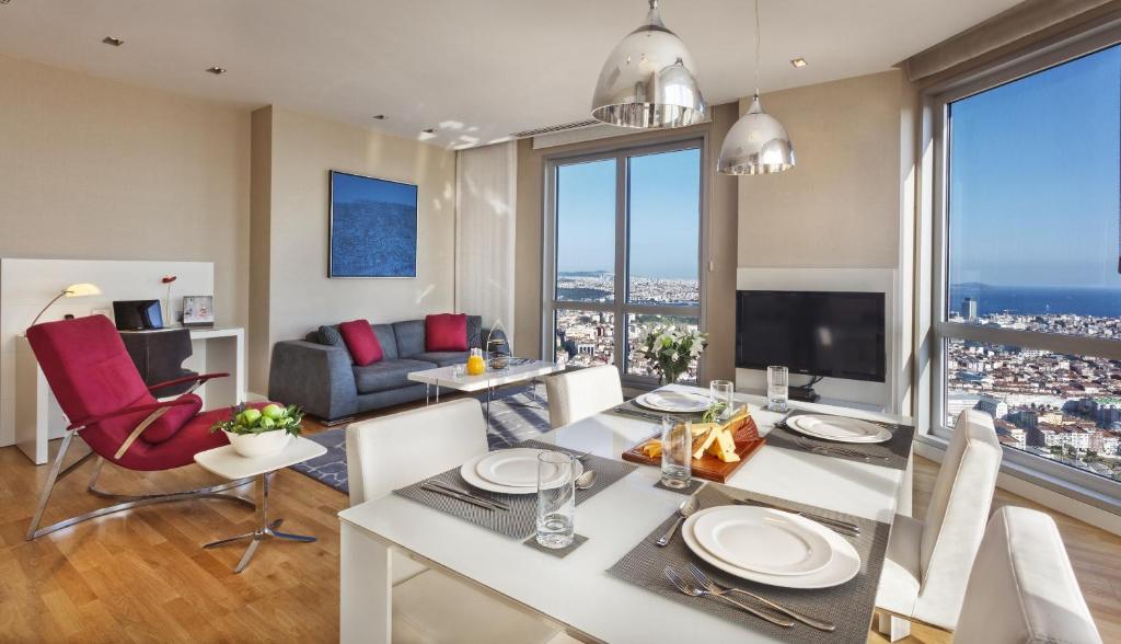 Deluxe Two-Bedroom Apartment with Sea View