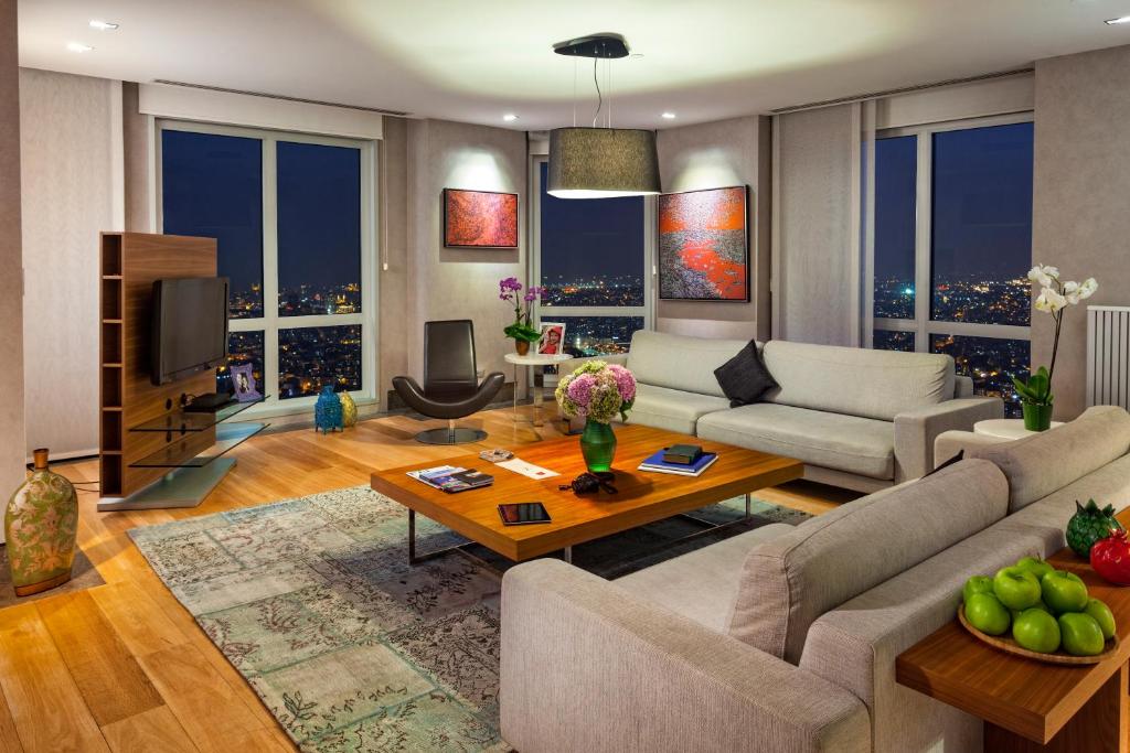Four Bedroom Penthouse Apartment with Sea View