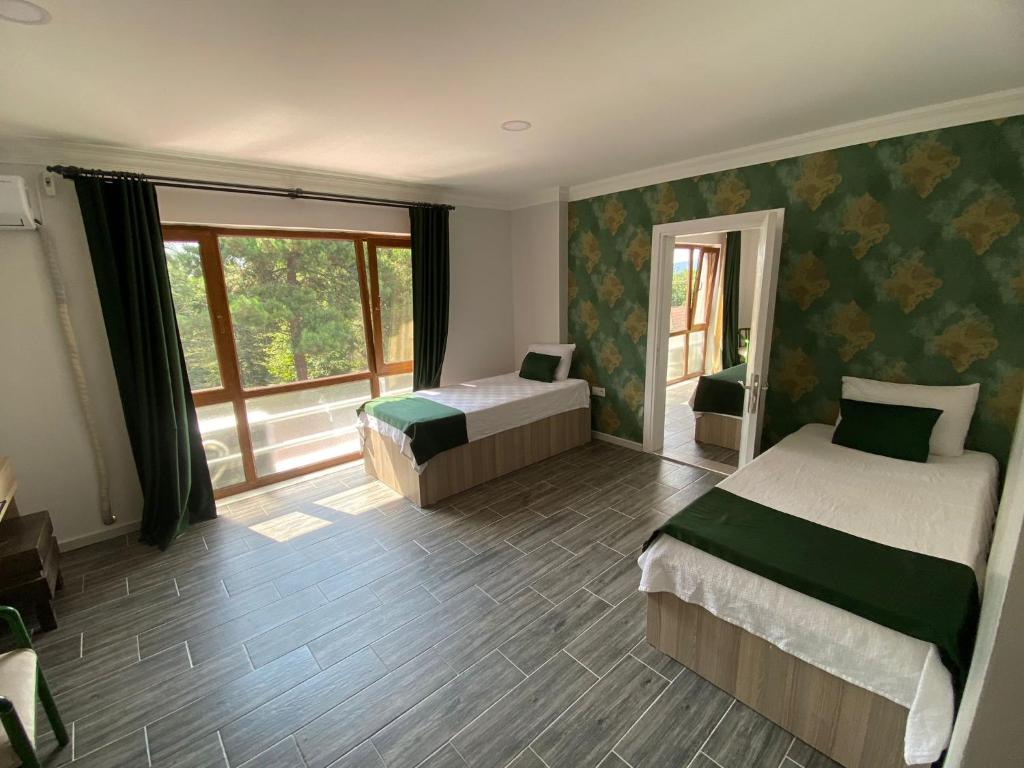 Deluxe Double Room (2 Adults + 1 Child)