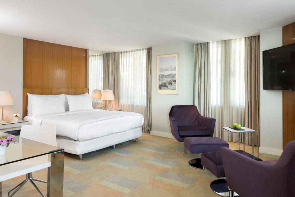 Junior Suite with Panoramic Bosphorus View