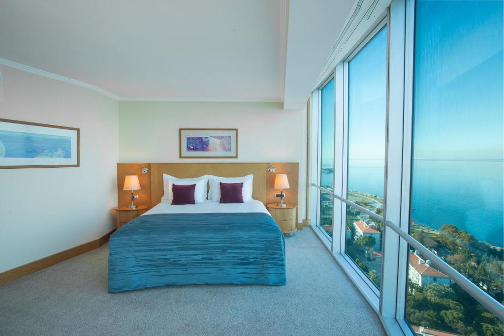 Junior King Suite with Mountain View - Non-Smoking